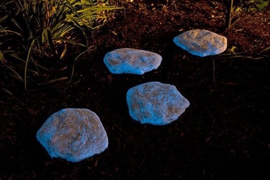 16 maagilist DIY pimedas helendavat ideed aias