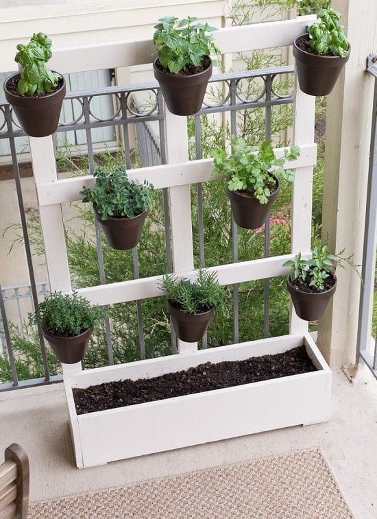 8 DIY projektů vertikálních zahrad pro balkon